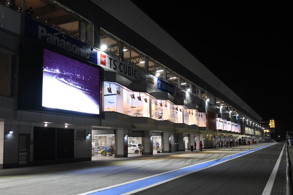 3月3日（土）夜間走行時、ピットレーンの様子